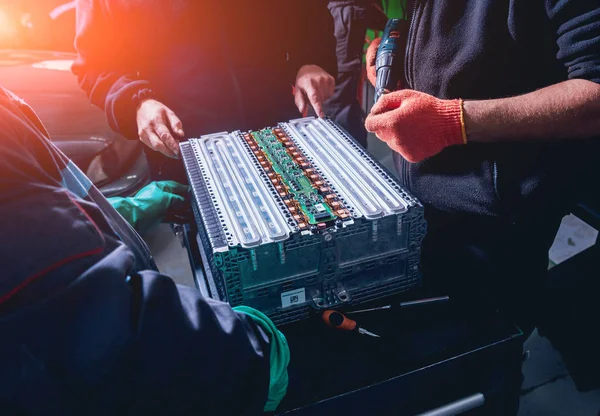 Elecric motorlu pilleri şarj. Pil bir elektrikli araç motorunun sökülmesi. Araba Servisi