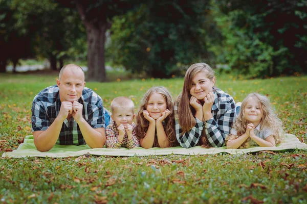 Ung Familj Med Glada Barn Parken — Stockfoto