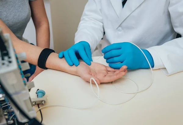 Test Des Nerfs Patient Par Électromyographie Examen Médical Emg — Photo