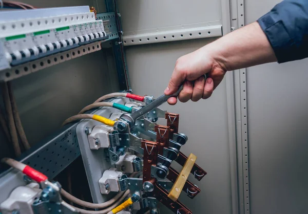 Electricians Hands Testing Switches Electric Box Electrical Panel Fuses Contactors — Stock Photo, Image