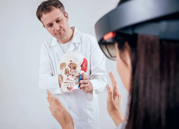 Lékař Používá Rozšířená Realita Brýle Lidská Lebka Pro Výuku Studentů — Stock fotografie