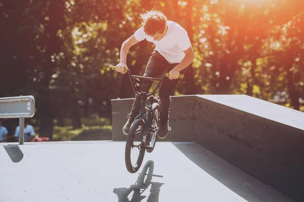 Mladý Bmx Rider Provádění Triků Skateparku — Stock fotografie