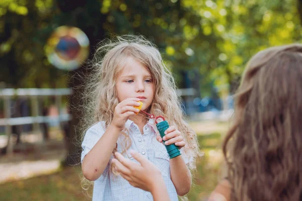 Liten Flicka Med Bubble Blower Park — Stockfoto