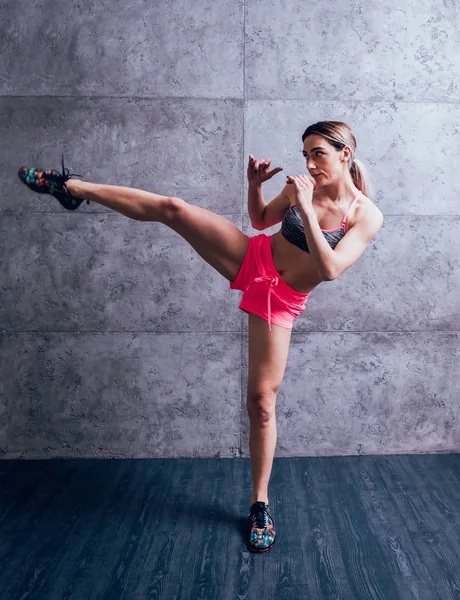 Jonge Atletische Kaukasische Vrouw Poseren Studio Doen Verschillende Oefeningen — Stockfoto