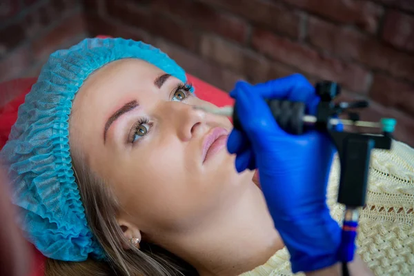 Professionele Tatoeëerder Maakt Tatoeage Wenkbrauw Een Meisje Esthetische Geneeskunde — Stockfoto