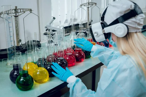 Técnico Científico Trabajando Laboratorio Con Diferentes Equipos — Foto de Stock