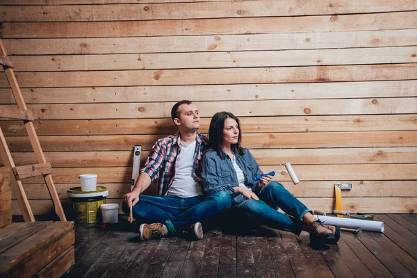 Una Pareja Feliz Haciendo Reparaciones Casa Renovación Del Hogar —  Fotos de Stock