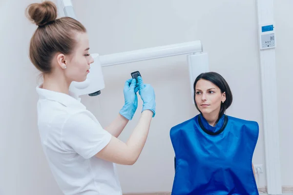 Dentist Make Ray Image Young Woman Dental Clinic Aiming Dental — Stock Photo, Image