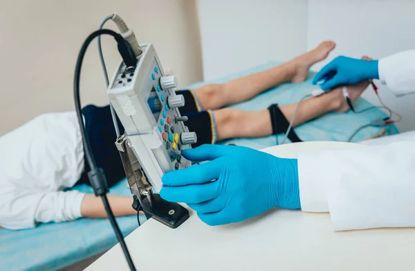 Pruebas Nervios Pacientes Mediante Electromiografía Examen Médico Emg — Foto de Stock