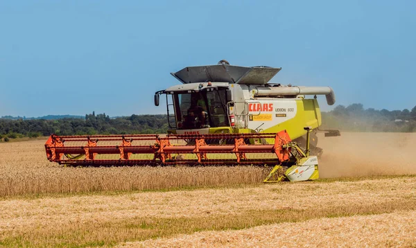 Biçerdöver buğday alan eylem içinde birleştirir. Olgun bir ürün tarladan toplama işlemi.
