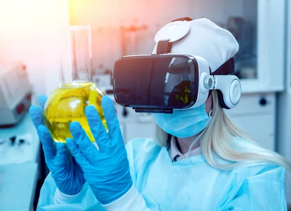 Nauka Technik Okulary Wirtualnej Rzeczywistości Bada Lek Laboratorium — Zdjęcie stockowe