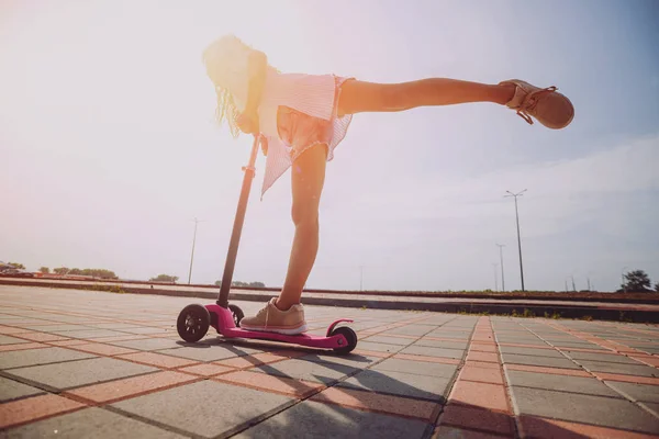 Menina Montando Scooter Rua Dia Ensolarado — Fotografia de Stock