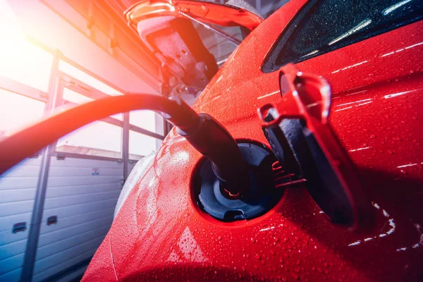 Arabayı Hizmetindeki Bir Elektrikli Araç Şarj Otomobil Geleceği Kırmızı Renk — Stok fotoğraf