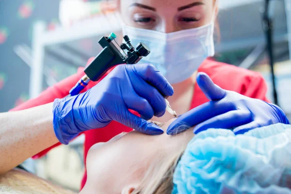 Tatuagem Profissional Faz Tatuagem Sobrancelha Uma Menina Medicina Estética — Fotografia de Stock