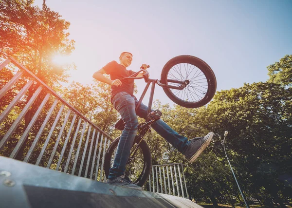 Genç Bmx sürücüsü hileci vasıl skatepark gerçekleştirme.