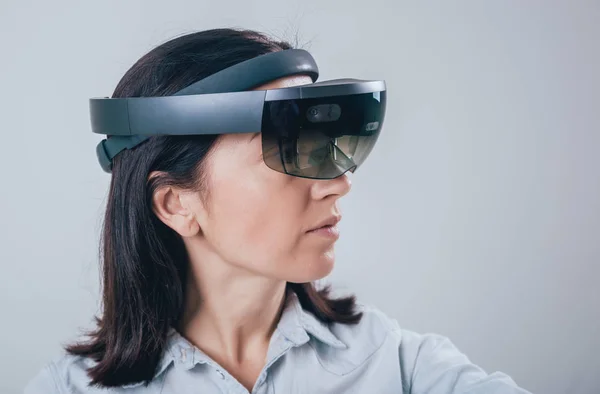 Kobieta Ubrana Augmented Reality Okulary Białym Tle — Zdjęcie stockowe