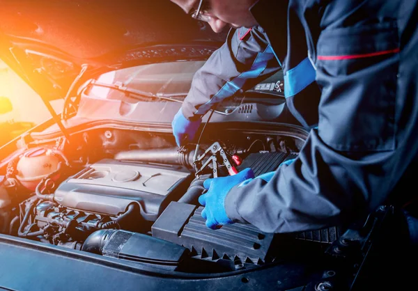 Kızılötesi Lazer termometre elinde. Araba Servisi motor sıcaklık ölçüm