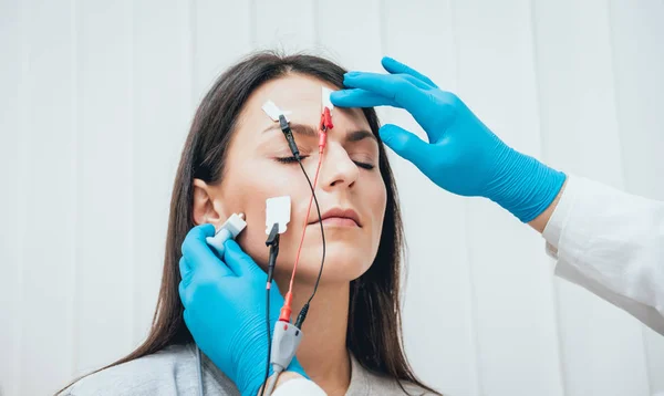 Pruebas Nervios Pacientes Mediante Electromiografía Examen Médico Emg —  Fotos de Stock