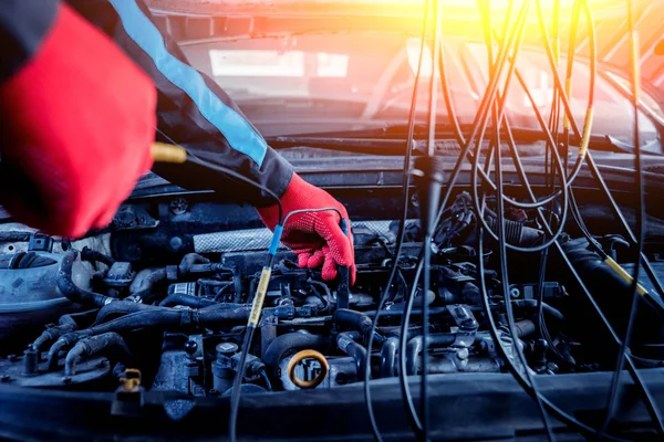 Mecánico Automático Que Utiliza Voltímetro Para Comprobar Nivel Voltaje — Foto de Stock