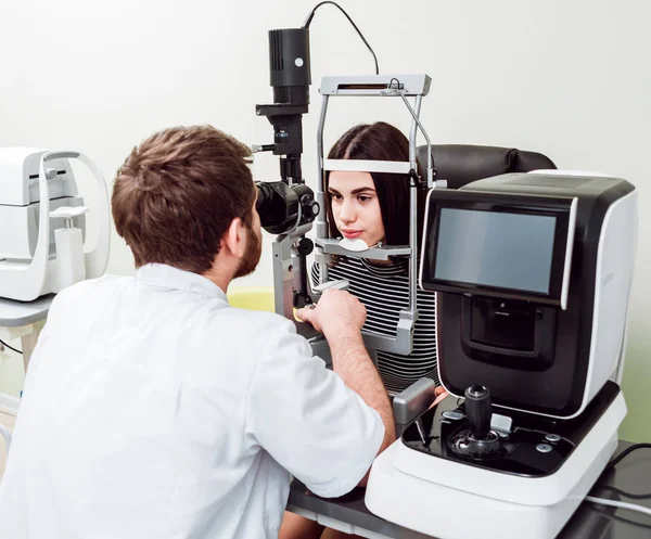 Lamba muayene kesti. Biomicroscopy anterior göz parçasının. Temel göz muayenesinde. Kontakt lensler Check-up.