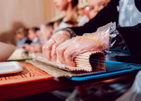 Los Niños Preparan Sushi Panecillos Master Class Restaurante — Foto de Stock