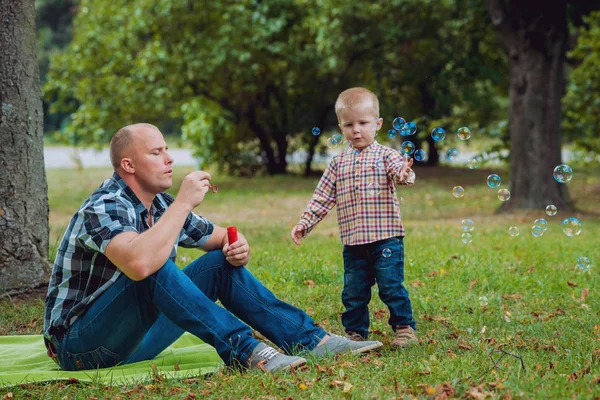 Fater ve kabarcık üfleyici Park ile oğlu.