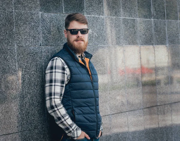 Kameraya poz rahat kıyafetler içinde sakallı yakışıklı.