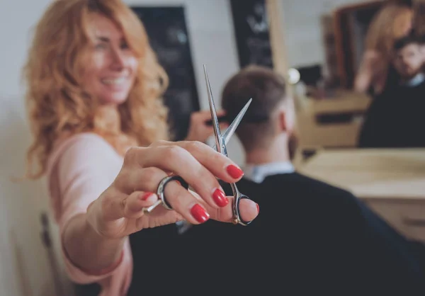 Maestro Corta Pelo Barba Los Hombres Peluquero Hace Peinado Para — Foto de Stock