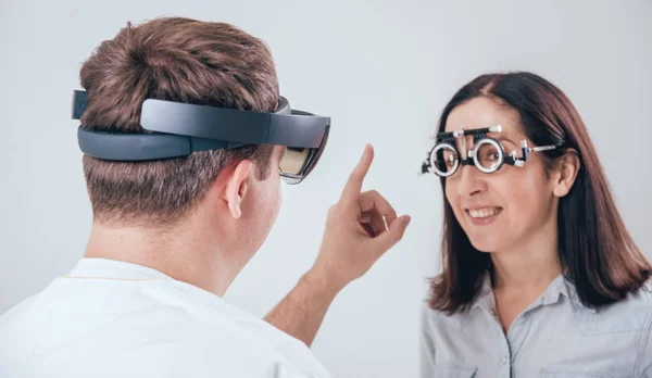 Médico Utiliza Gafas Realidad Aumentada Consulta Oftalmológica Con Mujer Tecnologías — Foto de Stock