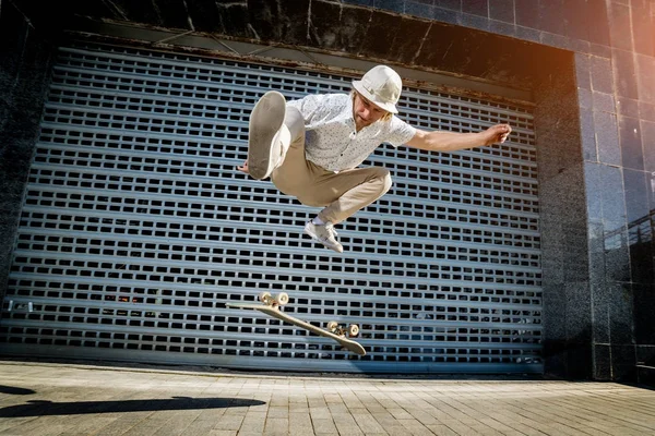 Skateboardista Cvičení Skákání Ulicích — Stock fotografie