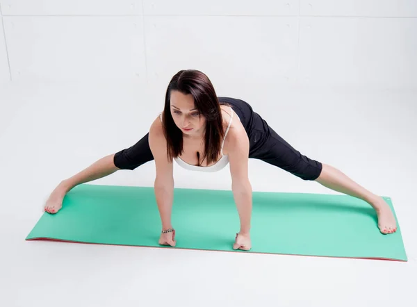 Femme Pratiquant Yoga Mur Blanc — Photo