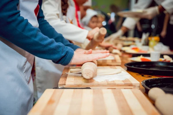 Preparando Pizza Clase Magistral Cocina Las Manos Mesa Primer Plano — Foto de Stock