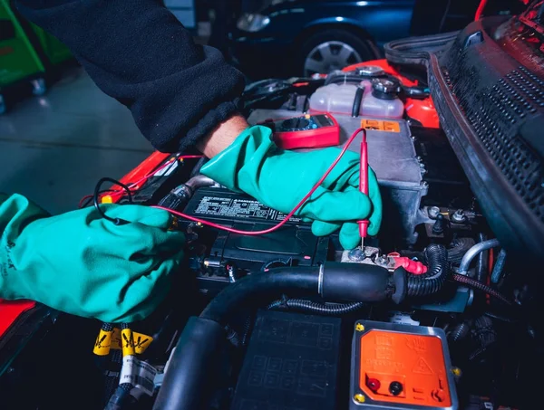 Auto Elettrica Con Cofano Aperto Dettagli Del Motore Dell Auto — Foto Stock