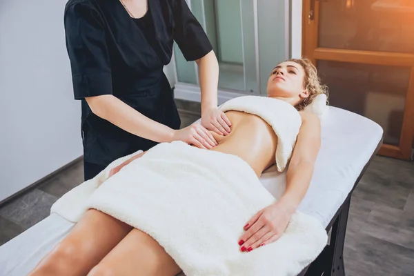 Jeune Fille Caucasienne Bouclée Détendre Dans Spa Massage Corporel — Photo