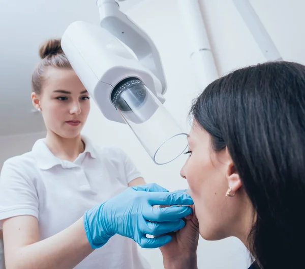 Diş Hekimi Diş Kliniğinde Genç Kadın Için Ray Görüntü Olun — Stok fotoğraf