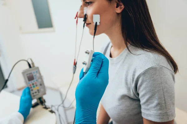 Pruebas Nervios Pacientes Mediante Electromiografía Examen Médico Emg —  Fotos de Stock