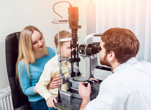 Lamba muayene kesti. Biomicroscopy anterior göz parçasının. Temel göz muayenesinde.