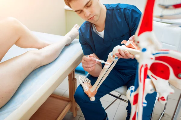 Пациент Врачом Ортопедом Кабинете Используя Анатомическую Модель Ранение Колена — стоковое фото