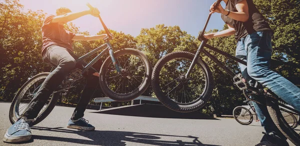 Rowerzyści Bmx Wykonywania Trików Skateparku — Zdjęcie stockowe