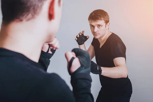 Unga Fighters Öva Mot Vit Vägg Studion — Stockfoto