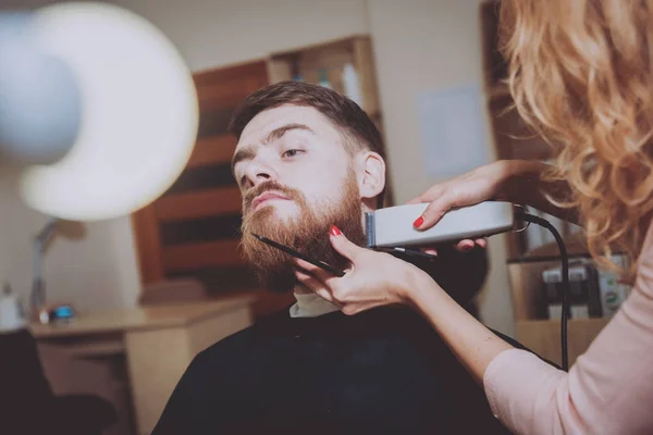 Mestre Corta Cabelo Barba Homens Cabeleireiro Faz Penteado Para Jovem — Fotografia de Stock