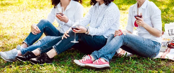 Tre Tjejer Med Glasögon Rött Vin Parken Beskuren — Stockfoto