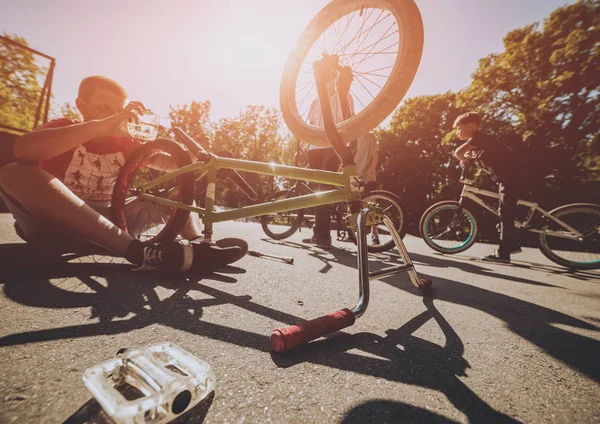 Bisiklet Tamir Bmx Biniciler Skatepark Içinde Bırakır — Stok fotoğraf