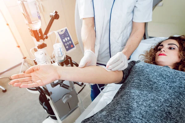 Medizinische Geräte Ärztin Und Patientin Computertomografiezimmer Des Krankenhauses — Stockfoto