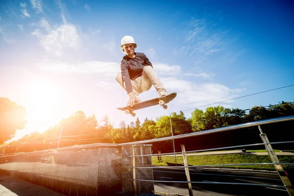 Pratik ve sokaklarda atlama kaykaycı