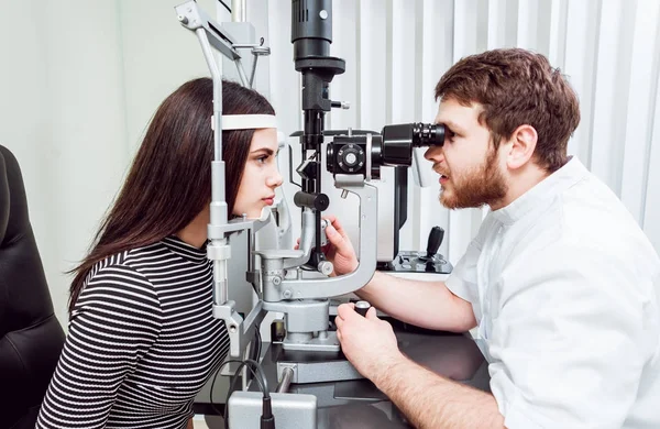 Lamba muayene kesti. Biomicroscopy anterior göz parçasının. Temel göz muayenesinde. Kontakt lensler Check-up.