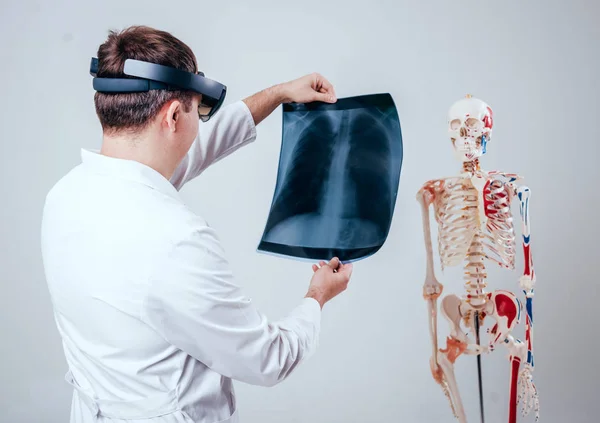 Lekarz Używa Augmented Reality Okulary Egzaminu Rentgenowskie Filmu Ludzkiego Szkieletu — Zdjęcie stockowe