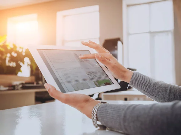 Femme Travaillant Avec Tablette Bureau — Photo