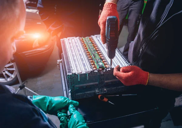 Elecric motorlu pilleri şarj. Pil bir elektrikli araç motorunun sökülmesi. Araba Servisi
