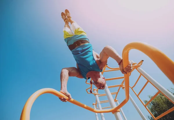 Jóvenes Deportistas Entrenando Haciendo Ejercicio Aire Libre Ciudad — Foto de Stock